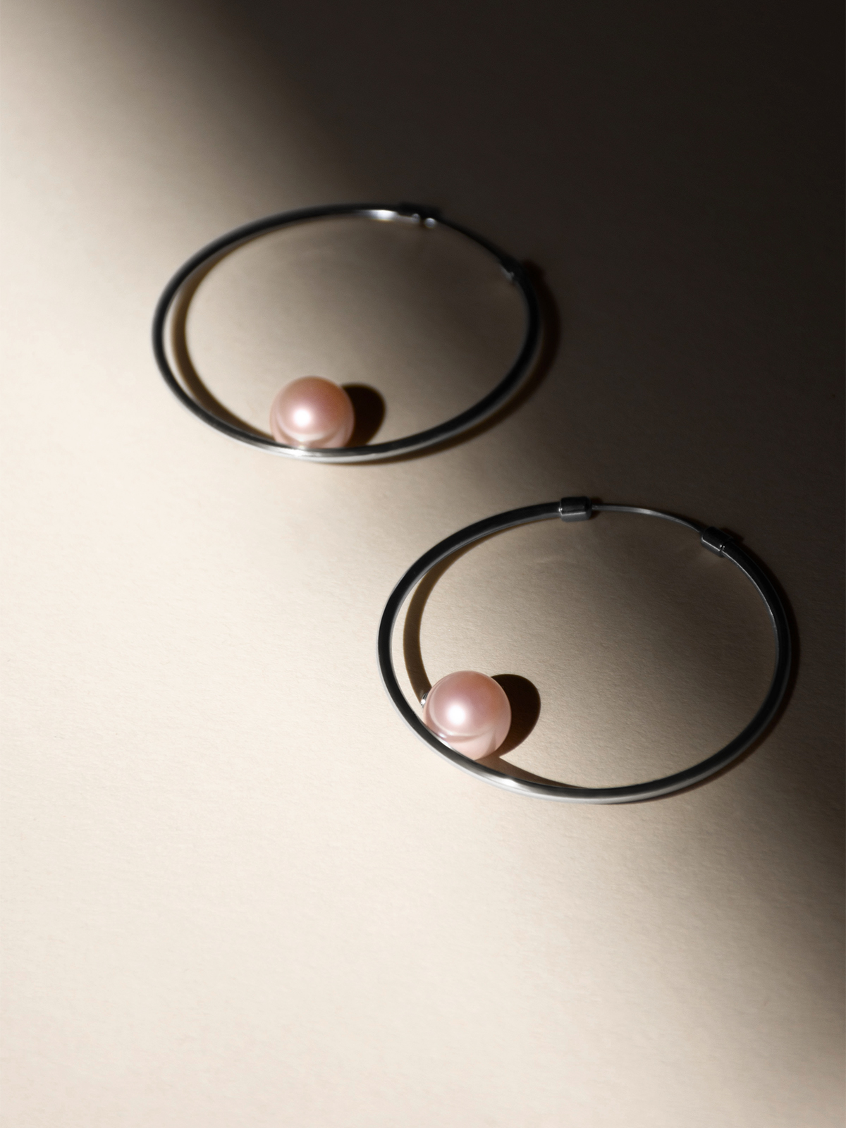 Silver hoop earrings with Freshwater pearls in the natural colour rosé