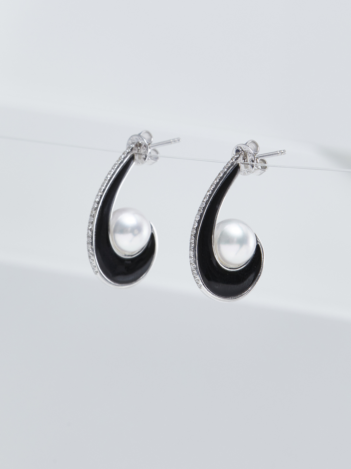 Pearl earrings in white gold with diamonds and onyx