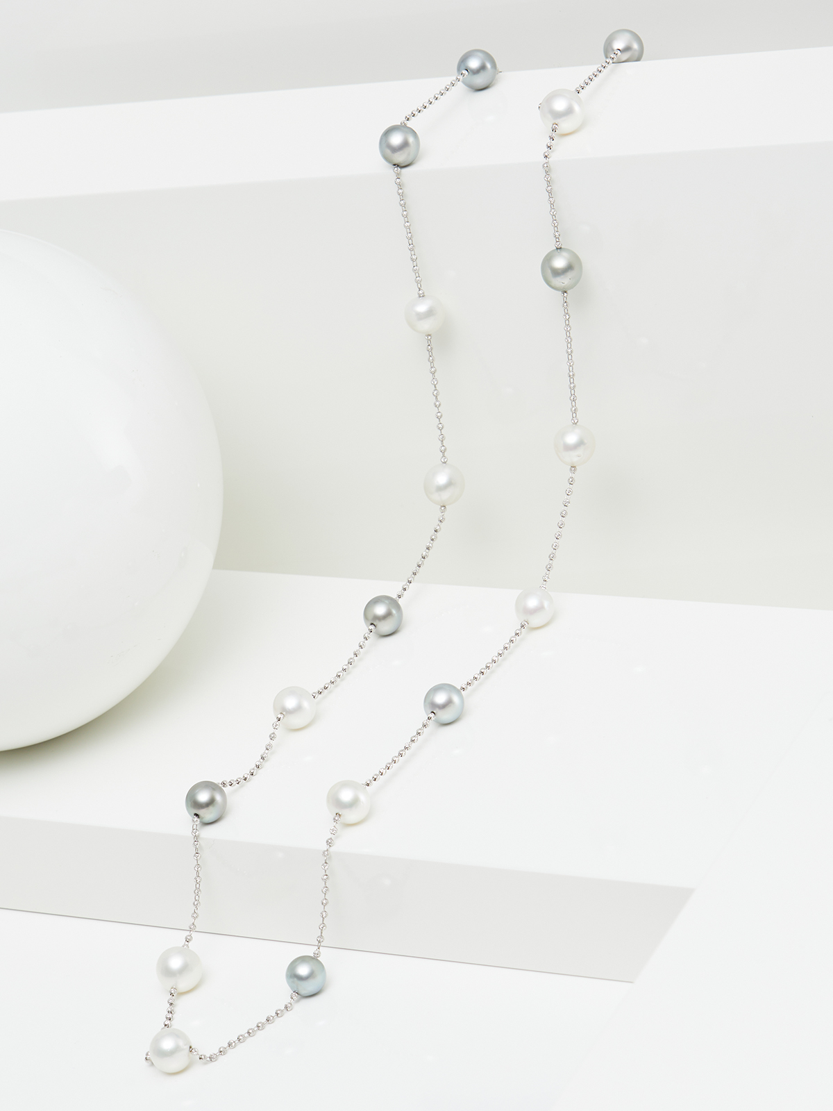 Luxurious necklace in white gold with South Sea and Tahiti pearls