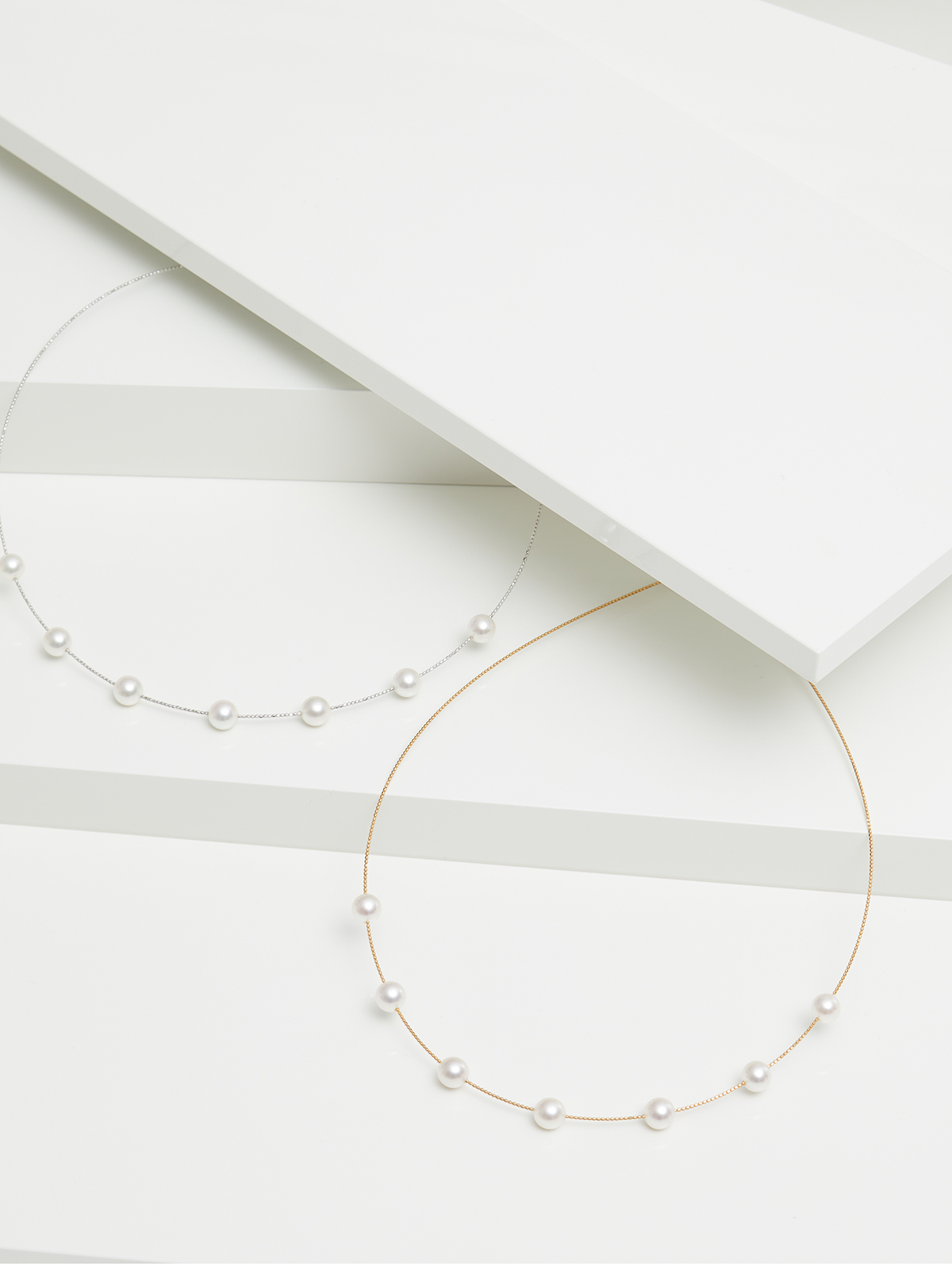 Slim white gold choker with Akoya pearls
