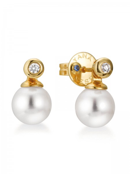 Delicate stud earrings with pearl and diamond