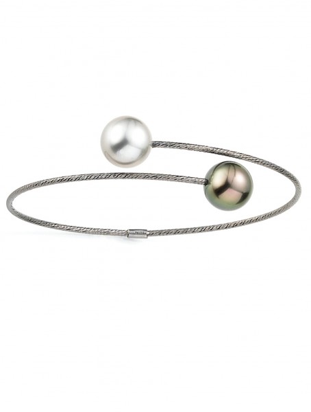 Delicate pearl bangle in black gold with Tahiti pearls