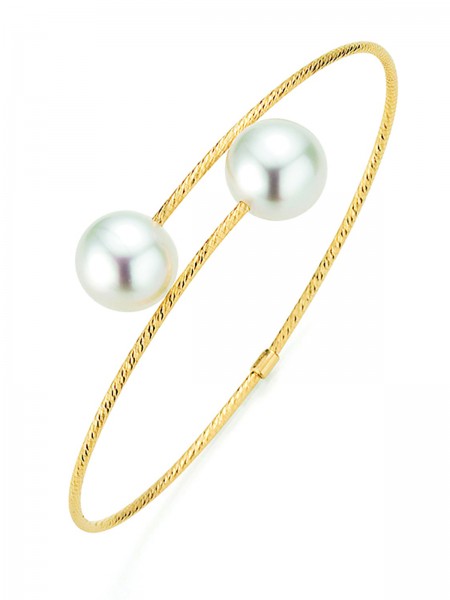 Delicate pearl bangle in yellow gold with Akoya pearls