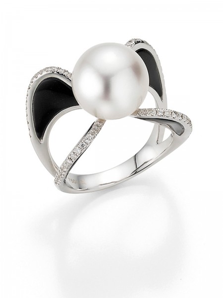 Pearl ring in white gold with diamonds and onyx