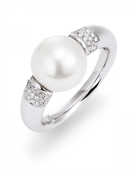 White gold ring with South Sea pearl and diamonds