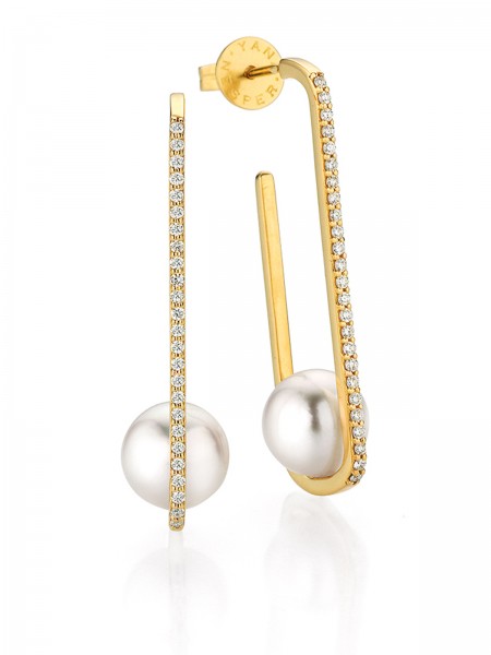 Exciting pearl earrings with diamonds