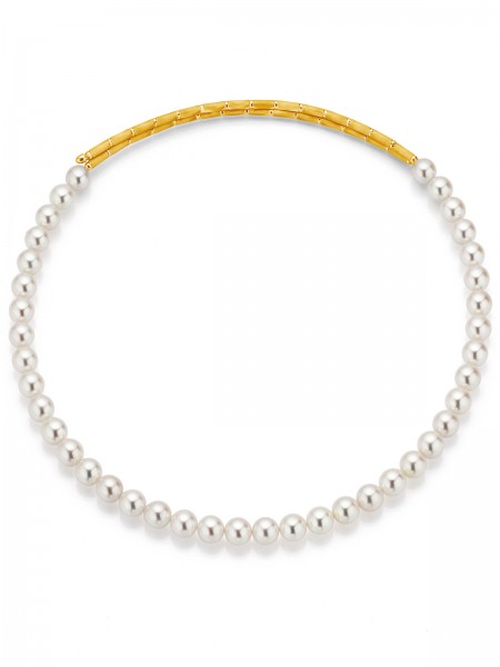 Classical pearl necklace with magnetic closure