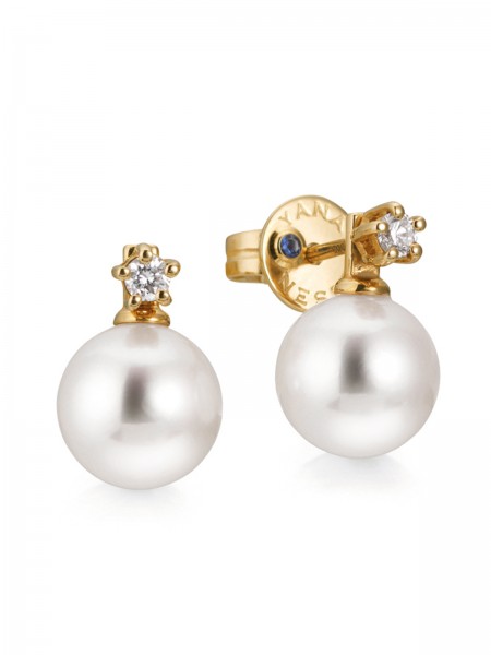 Delicate stud earrings with pearl and diamond