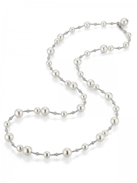 Luxurious long necklace with South Sea pearls